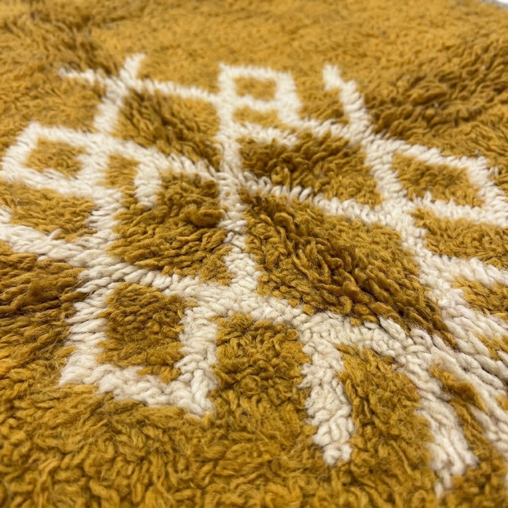 Amber Medallion Mrirt rug — wool pile texture close-up